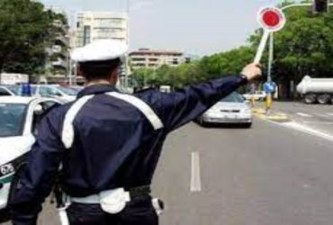 Gli Addetti a Servizi Di Polizia Stradale Vengono Riconosciuti Dal Segnale Distintivo